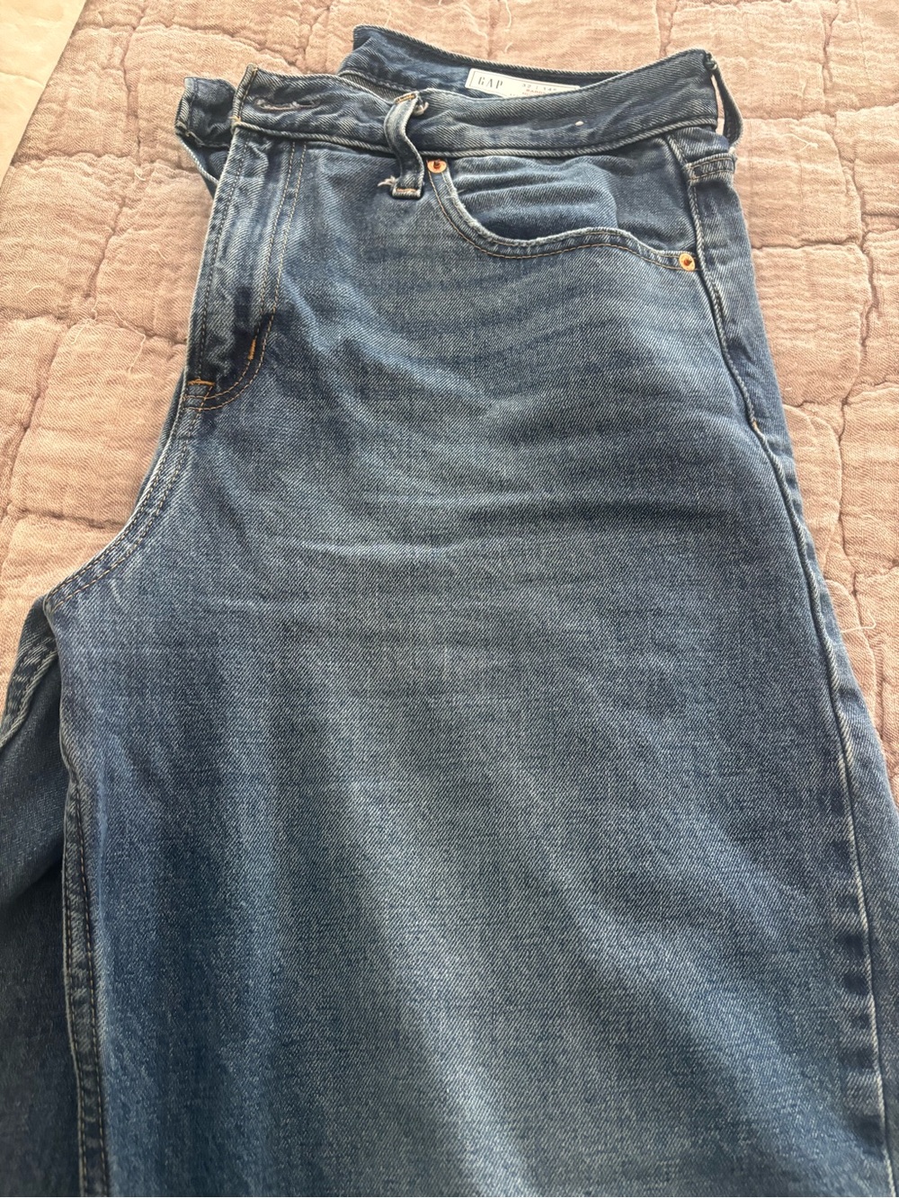 GAP Barrel High Rise Jeans
Size 32 / 14R
Excellent Used Condition - Picture 4 of 7
